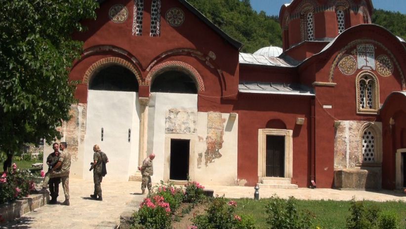 Pečo patriarchatas, saugomas NATO karių